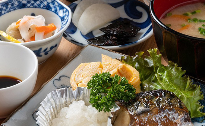 老舗鮮魚店「岡村春子商店」が提供する朝食